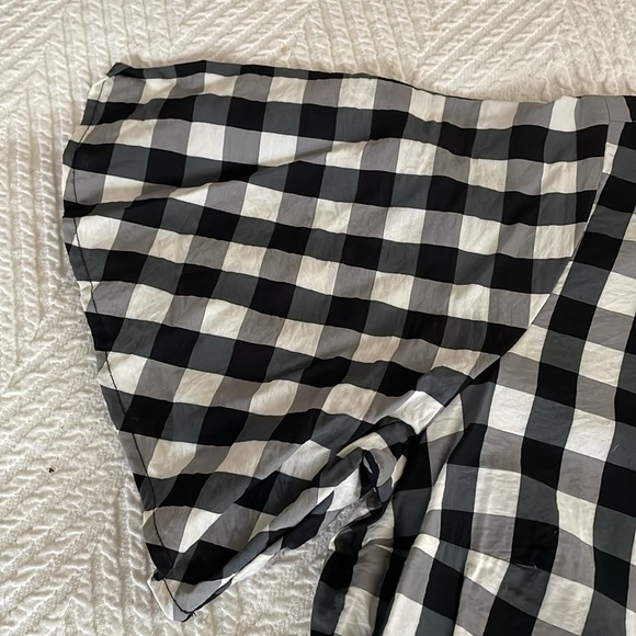 A New Day adorable gingham flutter sleeved blouse. - Picture 2 of 5